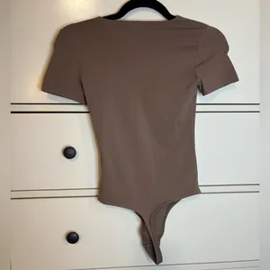 Aritzia Babaton Original Contour Crew Bodysuit Brown XS thumbnail 2