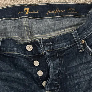 7 For All Mankind Josefina Dark Wash Distressed Women’s Skinny Boyfriend Jeans thumbnail 4