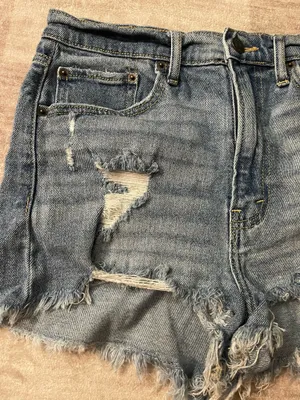 Abercrombie and Fitch high rise shorts thumbnail 2