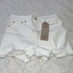 NWT Levi’s white high rise slim through hip shorts thumbnail 11