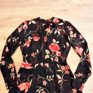 Reformation‎ Portia Dress Black Floral Print Long Sleeve Tie Neck Mini Size 4 thumbnail 2