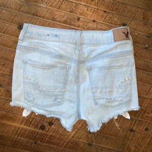 American Eagle lace pocket light wash cut off hi-rise 2 shorts thumbnail 3