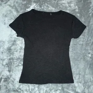 BLACK FITTED T thumbnail 1