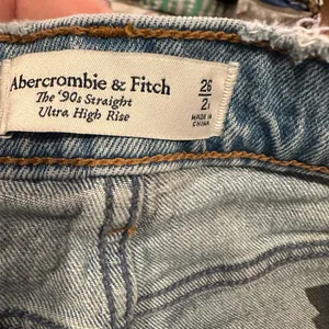 Abercrombie & Fitch 90’s Straight Leg Ultra High Rise Light Blue Jeans Side Vent thumbnail 6