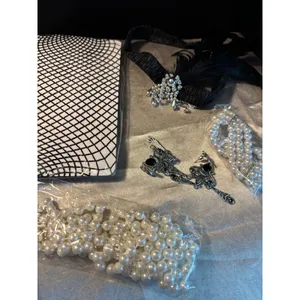 1920s Flapper Accessory Set Faux Pearl Necklace Bracelet Feather Headband Gloves thumbnail 10