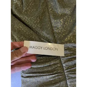 Maggy London Dress Womens 4 Gold Metallic Chevron Ruched V Neck Sheath Midi thumbnail 11