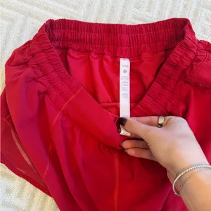 Lululemon women’s Hotty hot shorts 2.5” thumbnail 2