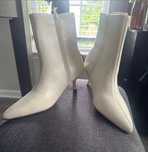 A New Day Women's Lonnie Kitten Heel Stretch Ankle Boots size 8 - WHITE thumbnail 1