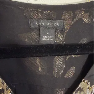 Ann Taylor Black & Gold Vneck top size medium thumbnail 2