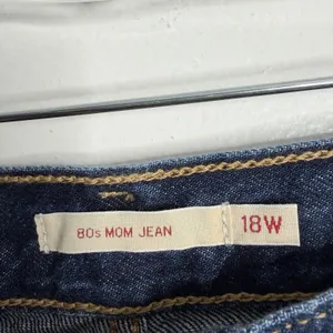 Levi's Premium‎ 80s Mom Jean High Rise Tapered Leg Relaxed 18W Casual Premium thumbnail 2