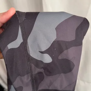 Athleta Gray Black Camo Camoflauge‎ Leggings Size Large thumbnail 5