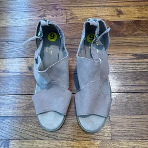 Koolaburra by UGG NWOT Ortholite Suede Taupe Heeled Kaiah‎ Sandals Size 9 thumbnail 4
