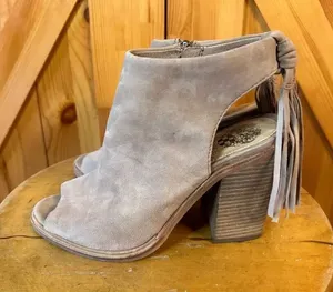 Vince Camuto Kyleena Beige Suede Tassle Block Heel Sandal Shoes Women's Size 6.5 thumbnail 1