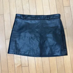 ZARA Faux Leather Lined Mini Skirt w Belt Loops Size Small Black thumbnail 2