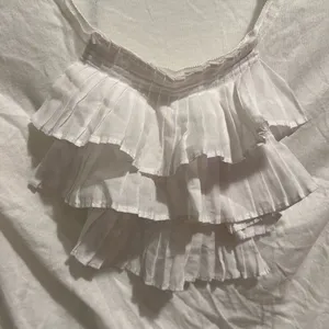 Juicy couture white ruffle top size medium Vintage! Has small pin hole‎ in the thumbnail 3