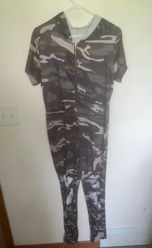 Camo Jumpsuit Size XL thumbnail 1