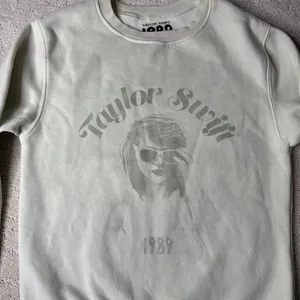 Women's Authentic Taylor Swift Size Small Cream Vault Tour Crewneck Sweater‎ thumbnail 2