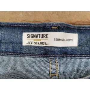 Levis Mid Rise Bermuda Shorts NEW Size 26 Plus Size Denim Stretch Shorts thumbnail 2
