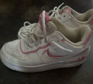 Pink and white Nikes  thumbnail 1