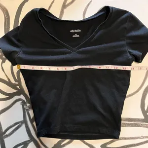 Wild Fable Little Black Shirt Women’s V-Neck Short Sleeve Crop Top T-Shirt Sz XS EUC thumbnail 5