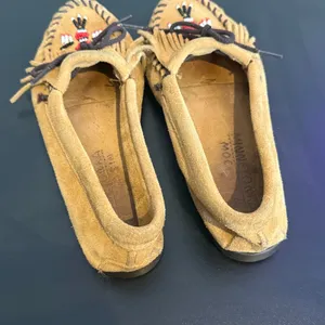 Minnetonka Thunderbird Suede Moccasins Womens 7.5 Beaded Fringe Loafers Flats thumbnail 8