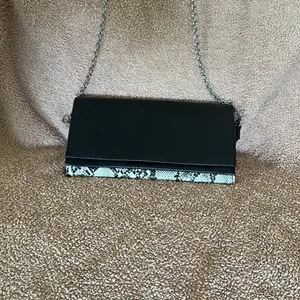 Steve Madden clutch crossbody purse black/snake print with‎ silver chain thumbnail 4