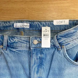 NWT Loft the relaxed straight mid rise curvy Destructed mid Wash Size 31 / 12 thumbnail 4