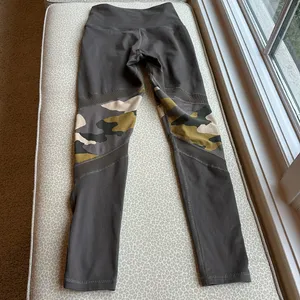 Offline by Aerie The Hugger Legging Hi-Rise size S army green with camo accents thumbnail 6