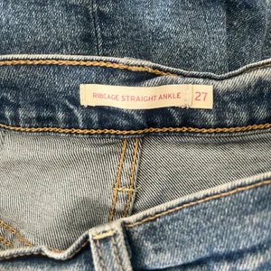 Levi’s Ribcage Straight Leg Ankle Buttonfly Jeans Size 4/27‎ thumbnail 3