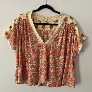 Free People Pink Purple Floral V-neck Shirt Crochet Neckline Women's size Large thumbnail 1