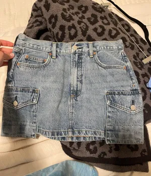 Aritzia The 90s mid-rise cargo mini skirt thumbnail 1
