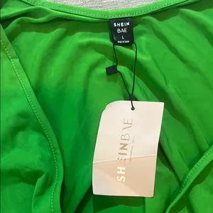 SHEIN Green Bodycon Dress with Bishop Sleeves and V-Neck thumbnail 2