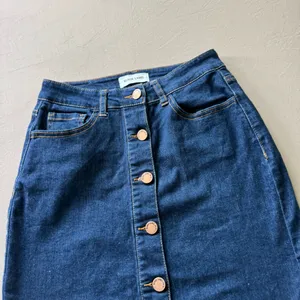 Black Label By C’est Toi button-front denim midi skirt thumbnail 3
