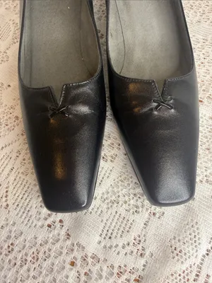 Stuart Weitzman Black Leather Low Kitten Heel Pumps sz 7 thumbnail 3