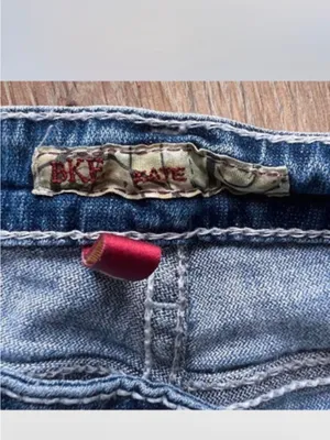 BKE Kate Bootcut / Slight Flare Jeans — Size 27 x 31 1/2 BB9 thumbnail 3