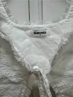Rumored Vineyard Haven White Eyelet Lace-Trim Tie-Front Crop Top Medium thumbnail 4