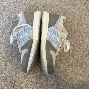 ASICS Lyte Classic Women’s Sneakers in Cream/Soft Sky Blue Color Size 6 thumbnail 4