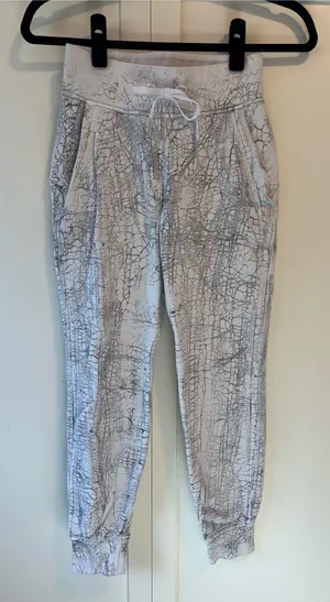 Lululemon‎ Women’s Warm Down Jogger Thread Dye White Black Pattern Size 0 thumbnail 1