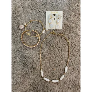 Saachi Gold Tone Irregular Pearl Necklace Bracelet Drop Earrings Set thumbnail 5
