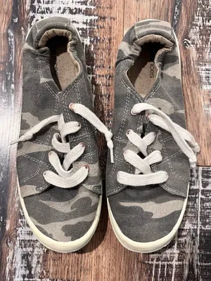 MAURICES Camo Pull On Sneakers 8.5 thumbnail 1