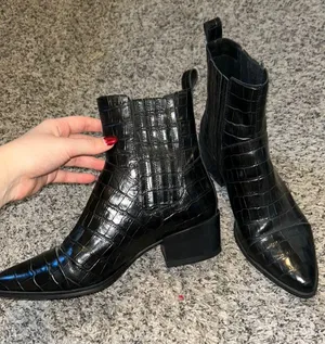 Vagabond Black Leather Platform Bootie thumbnail 1