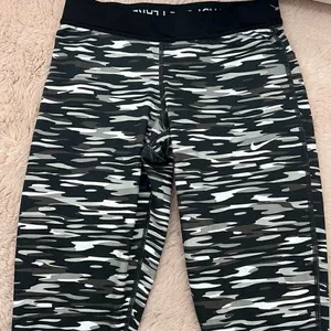 Nike dri fit women’s XS Capri length leggings thumbnail 1