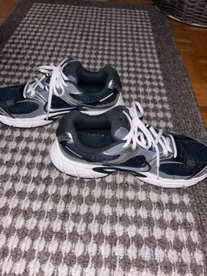 Women’s Nike Sneakers thumbnail 3