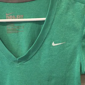 Nike Drifit V-neck tee | Women’s Extra Small thumbnail 2