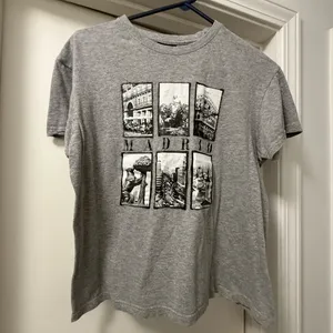 Gray Graphic T-Shirt with Madrid Design. Size Small thumbnail 6