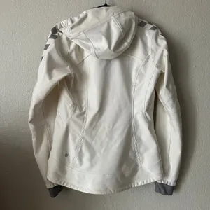 Lululemon Slim Fit Feelin' Frosty Softshell Running Jacket White Size 8 thumbnail 5