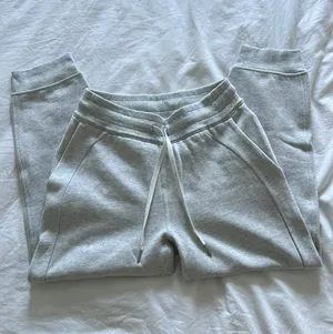 Lululemon Scuba High-Rise Cropped Jogger thumbnail 2