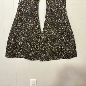 Blank Paige Leopard Print Bell Bottom Jeans Raw Hem Size M thumbnail 4