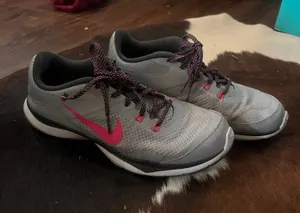 Nike Women’s Tennis Shoes thumbnail 1