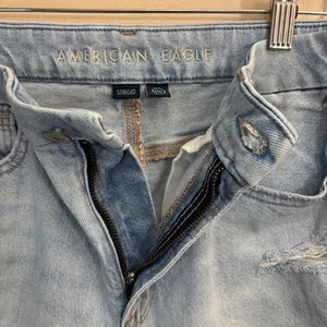 American Eagle Outfitters Light Wash Distressed Women's Curvy Mom Jeans Size 6 thumbnail 3